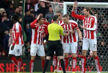 VIDEO: Tổng hợp những hành động thiếu kiềm chế của các cầu thủ với trọng tài