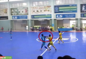 VIDEO: Cầu thủ vừa ăn đòn của đối phương, vừa dính đòn của nhân viên y tế