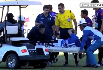 VIDEO: Hài hước cầu thủ tự ngã khỏi cáng để câu giờ