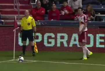 VIDEO: Pha đá phạt góc tinh quái tại giải bóng đá nhà nghề Mỹ