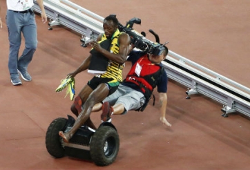 VIDEO: Kỹ thuật viên quay phim hạ gục 'tia chớp' Usain Bolt