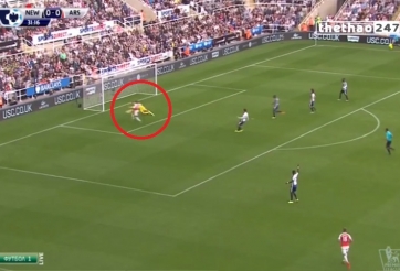 VIDEO: Walcott bỏ lỡ đáng tiếc ở khoảng cách chưa đầy 3m