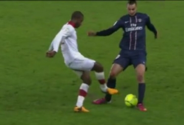 VIDEO: Ibrahimovic đã từng bị đối thủ 'xâu kim' như thế nào