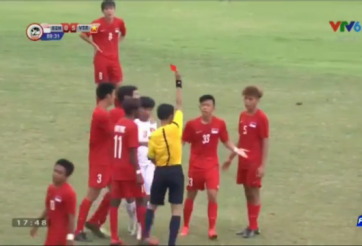 VIDEO: Cầu thủ U19 Singapore nhận thẻ đỏ vì đánh nguội Đức Chinh