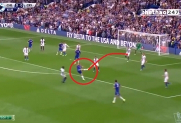 VIDEO: Cầu thủ Crystal Palace bị sút bóng đúng chỗ hiểm