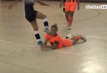 VIDEO: Nữ cầu thủ futsal đá thẳng mặt đối thủ tại Brazil