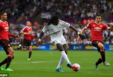 VIDEO: Ayew vẩy chân đẳng cấp cho Gomis kết liễu Man Utd