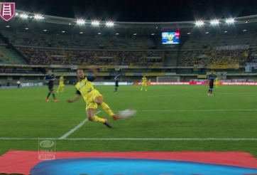 VIDEO: Pha đánh gót kiến tạo siêu đẳng theo phong cách Ibrahimovic