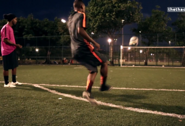 VIDEO: Ronaldinho tái hiện màn luyện tập huyền thoại với xà ngang