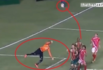 VIDEO: Tình huống chọn điểm rơi hài hước của thủ môn