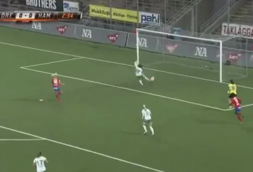 VIDEO: Cú phá bóng kinh điển chưa từng thấy trong lịch sử bóng đá