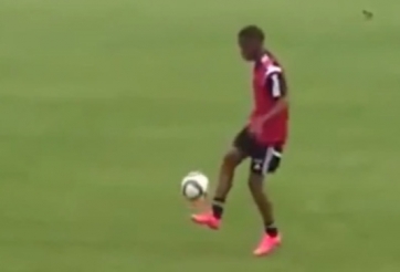 VIDEO: Sao trẻ Chelsea làm xiếc với trái bóng trên sân tập