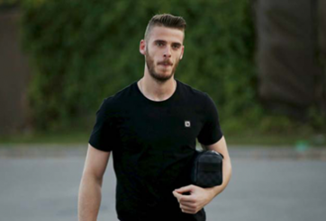 Thủ thành David de Gea nhận lời cảnh báo đầu tiên