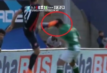 VIDEO: Pha xông phi đạp thẳng vào đầu đối phương tại Argentina