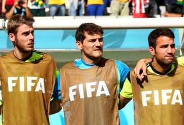 Fabregas không thèm nhìn mặt, bắt tay De Gea