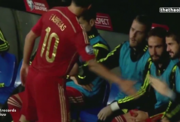 VIDEO: Thủ thành De Gea ê chề vì bị Fabregas phớt lờ khi bắt tay