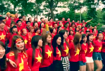 VIDEO: Màn tập rượt ấn tượng của CĐV Việt Nam trước trận gặp Đài Loan