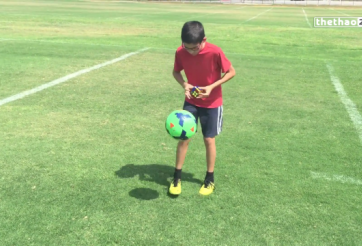 VIDEO: Cầu thủ nhí trổ tài vừa tâng bóng vừa xếp rubic 3x3