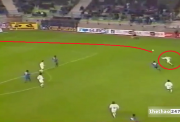 VIDEO: Pha bắt volley ghi bàn chưa từng thấy trong lịch sử bóng đá