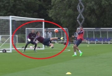 VIDEO: Pha bắt volley đẹp mắt của sao tuyển Anh trên sân tập