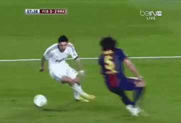 VIDEO: Tình huống Di Maria biến Carles Puyol thành gã hề