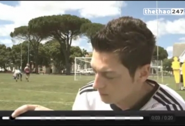 VIDEO: Ozil quay ngược thời gian hài hước để thực hiện lại cú sút thảm họa