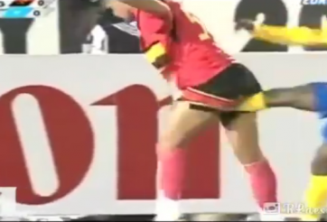 VIDEO: Cái giá phải trả cho việc giữ bóng quá khéo