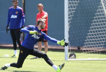 VIDEO: De Gea sẵn sàng bắt chính với pha bay người ấn tượng trên sân tập MU