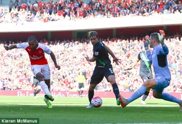 VIDEO: Pha kiến tạo 'siêu đẳng' của Mesut Ozil cho Walcott mở tỷ số