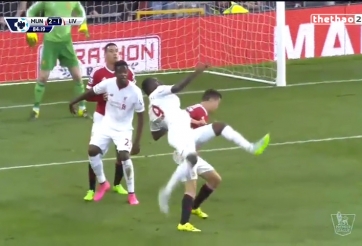 VIDEO: Khi De gea làm nền cho siêu phẩm ngả bàn đèn của Benteke