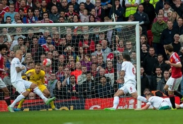 VIDEO: Cú sút khiến Mignolet đứng chôn chân của Daley Blind