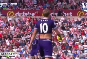 VIDEO: Áo đấu của Harry Kane bị rách tả tơi trong trận đấu với Sunderland
