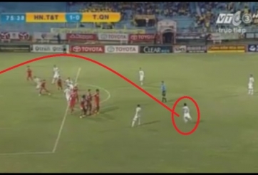 VIDEO: Pha sút phạt thần sầu của Văn Quyết vào lưới Than Quảng Ninh