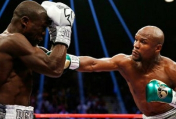 VIDEO: Mayweather giành chiến thắng trước Berto trong trận giã từ võ đài