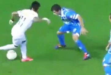 VIDEO: Pha lừa bóng cực dẻo khiến hậu vệ đối phương tự chấn thương