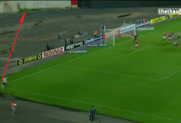 VIDEO: Cú sút phạt góc với quỹ đạo 'kinh hoàng' nhất mà bạn từng thấy