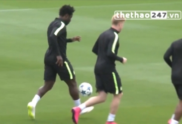 VIDEO: Màn tâng bóng khó tin của sao Man City