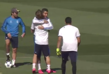 VIDEO: Các cầu thủ Real xếp hàng để được ôm Ronaldo trên sân tập