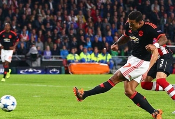 VIDEO: Depay khéo léo vượt qua hai cầu thủ PSV mở tỷ số cho MU