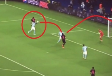 VIDEO: Pha kiến tạo siêu việt của Ibrahimovic cho Cavani ghi bàn