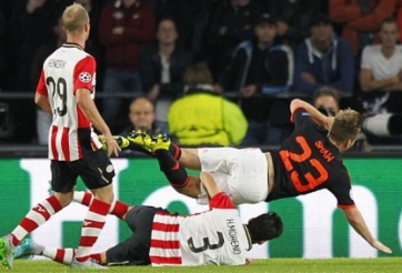 VIDEO: Pha bóng triệt hạ của cầu thủ PSV với Luke Shaw