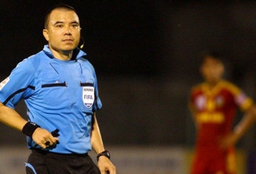 Treo còi trọng tài điều khiển trận SLNA - Đà Nẵng