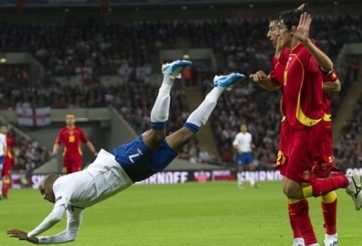 VIDEO: Những tình huống 'ăn vạ' khôi hài trong lịch sử bóng đá