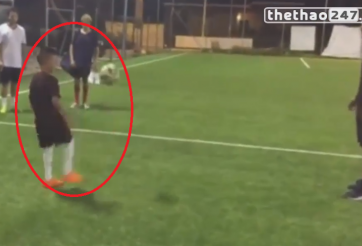 VIDEO: Thần đồng 9 tuổi của Roma thể hiện kỹ thuật khiến Ashley Cole phải kinh ngạc