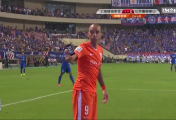 VIDEO: Cầu thủ Brazil bị CĐV ném Iphone vào người ở giải VĐQG Trung Quốc