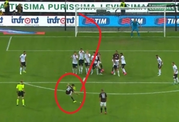VIDEO: Cầu thủ AC Milan sút phạt ghi bàn như Pirlo