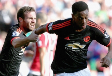 HLV Van Gaal chê người hùng Martial 'dốt' tiếng Anh