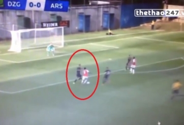 VIDEO: Sao trẻ Arsenal solo qua 3 cầu thủ đối phương ghi bàn như Messi