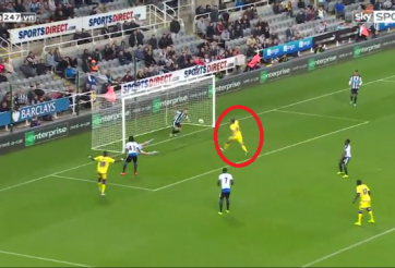 VIDEO: Pha hỏng ăn không thể tin nổi ở cúp liên đoàn Anh