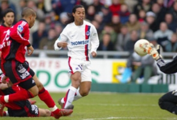 VIDEO: Bàn thắng kinh điển của Ronaldinho khi mới đến châu Âu